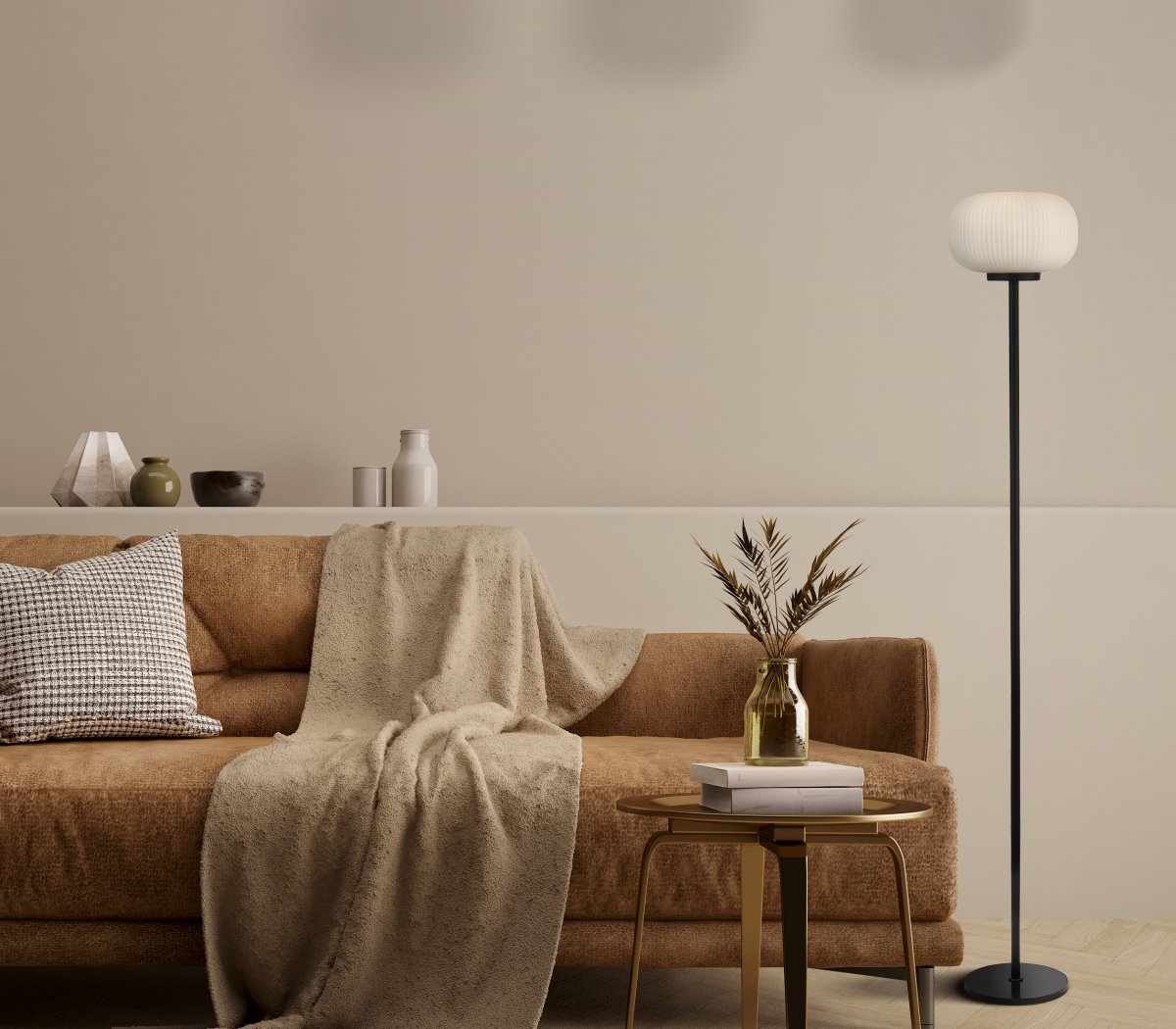 Lumina Noir lampadaire De Searchlight - Le lampadaire Lumina combine un cadre en métal noir mat avec du verre opale nervuré – un contraste qui crée une sensation moderne et élégante.