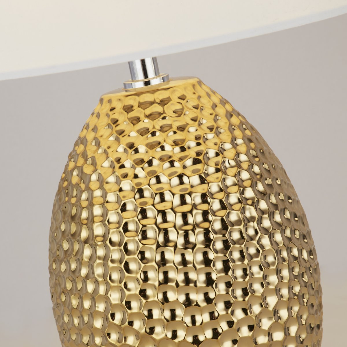 Nadine 30cm Or lampe de table De Searchlight - Sa base en céramique texturée de couleur or fait une déclaration forte, tandis que l'abat-jour en tissu de couleur crème neutre s'intègre parfaitement dans n'importe quel style d'intérieur.