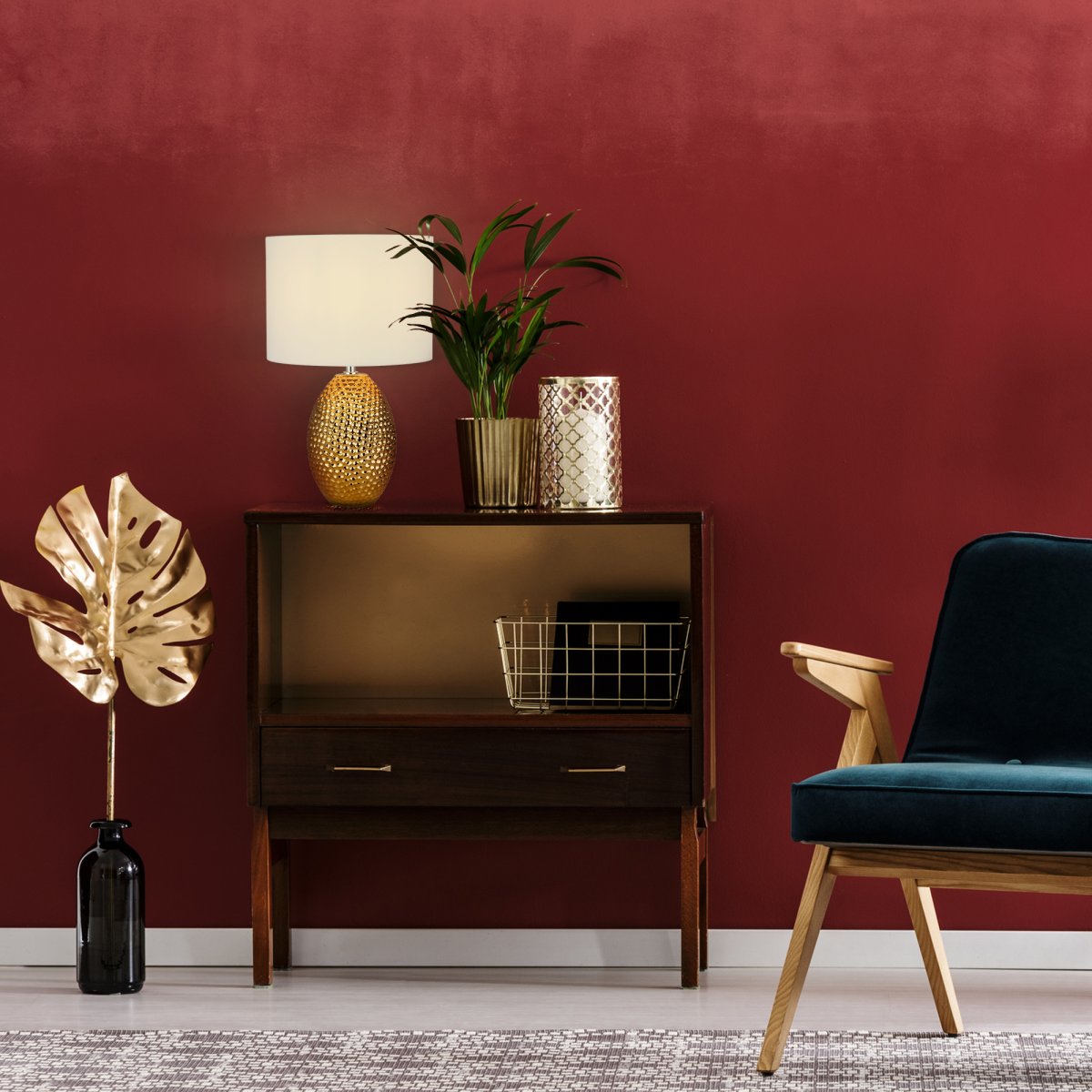 Nadine 30cm Or lampe de table De Searchlight - Sa base en céramique texturée de couleur or fait une déclaration forte, tandis que l'abat-jour en tissu de couleur crème neutre s'intègre parfaitement dans n'importe quel style d'intérieur.