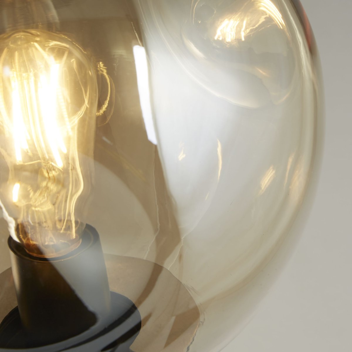 Punch Champagne lampadaire De Searchlight - Le verre légèrement concave, associé à la structure en métal noir, forme un contraste moderne et élégant qui s'intègre harmonieusement à de nombreux styles de décoration.
