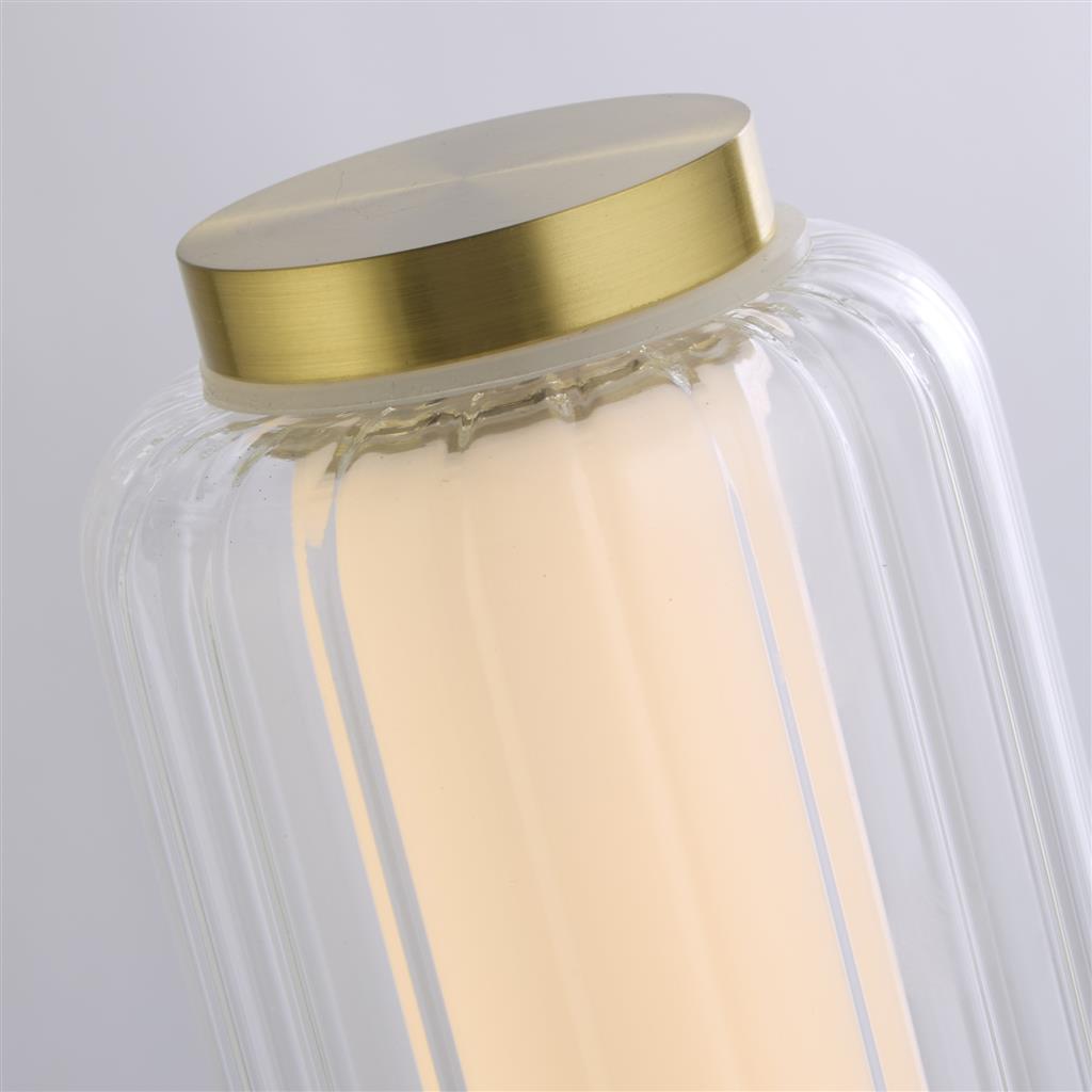 Mod 30cm Laiton lampe de table De Searchlight - Cette &eacute;l&eacute;gante lampe de table associe une surface en laiton satin&eacute; &agrave; des lignes modernes et &eacute;pur&eacute;es, ainsi qu'&agrave; un abat-jour en verre c&ocirc;tel&eacute; raffin&eacute;.