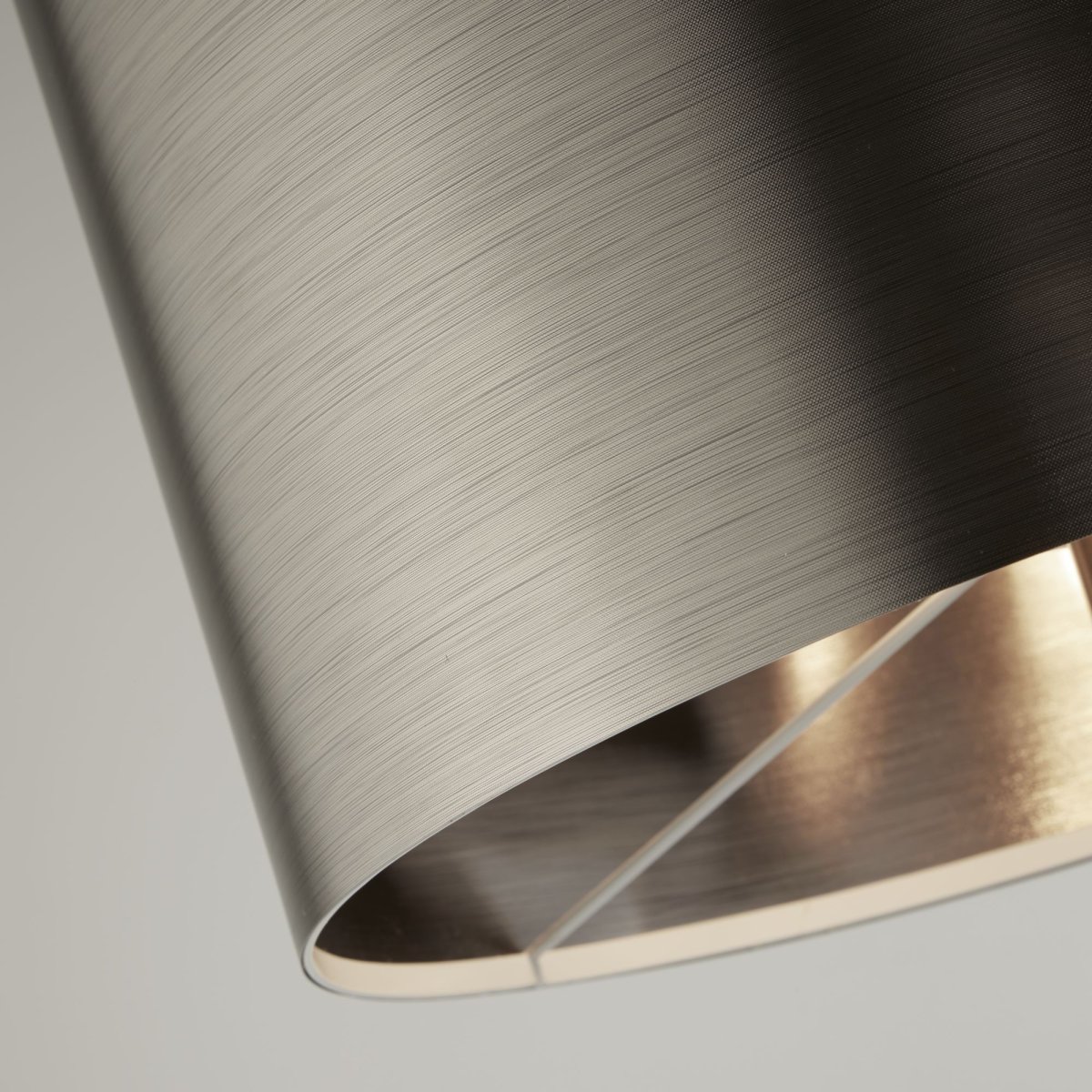 Touch Noir mat lampadaire De Searchlight - L'abat-jour en métal brossé confère une sensation luxueuse et sophistiquée, tandis que la base noire élégante crée un profil minimaliste qui complète la plupart des intérieurs.