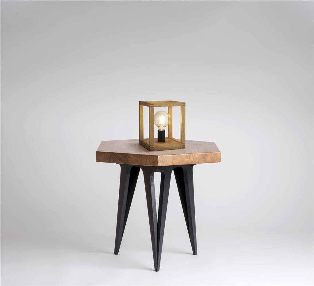 Square 25cm Bois lampe de table De Searchlight - Avec son cadre en bois élégant, il crée une atmosphère chaleureuse et rustique, que vous le placiez dans le salon, sur votre bureau ou sur votre table de chevet dans la chambre.