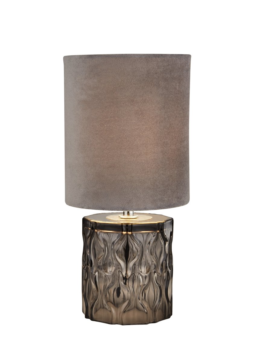 Julia 20cm Couleur fumée lampe de table De Searchlight - La base en verre fonc&eacute; &agrave; motifs conf&egrave;re &agrave; la lampe un caract&egrave;re unique, tandis que l'abat-jour en velours gris diffuse une lumi&egrave;re douce et chaleureuse, parfaite pour cr&eacute;er une ambiance atmosph&eacute;rique.