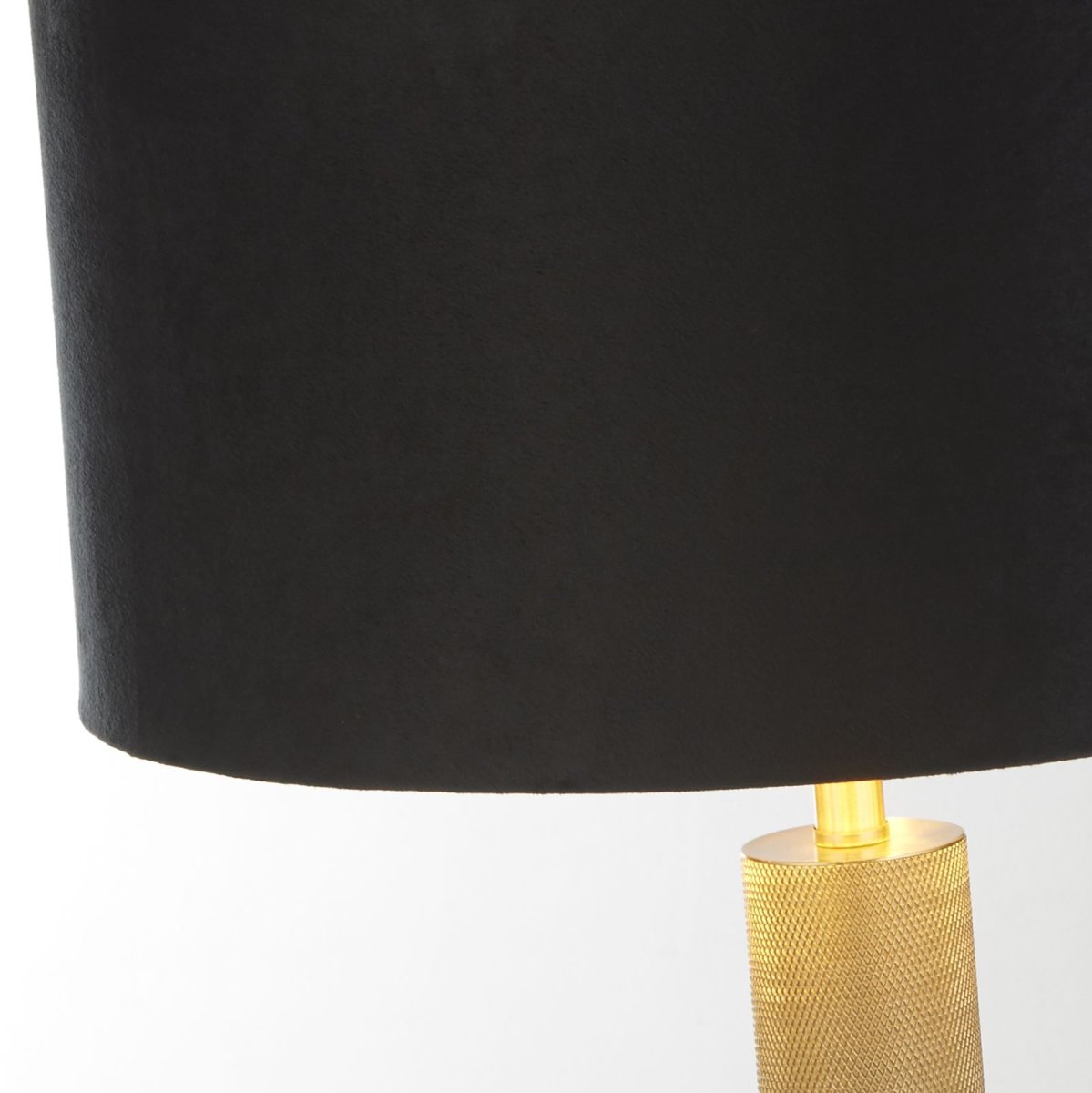 London 63cm Vert lampe de table De Searchlight - Le design moderne et &eacute;l&eacute;gant de la lampe en fait le compl&eacute;ment parfait pour tous ceux qui recherchent un d&eacute;tail saisissant mais discret dans leur int&eacute;rieur.