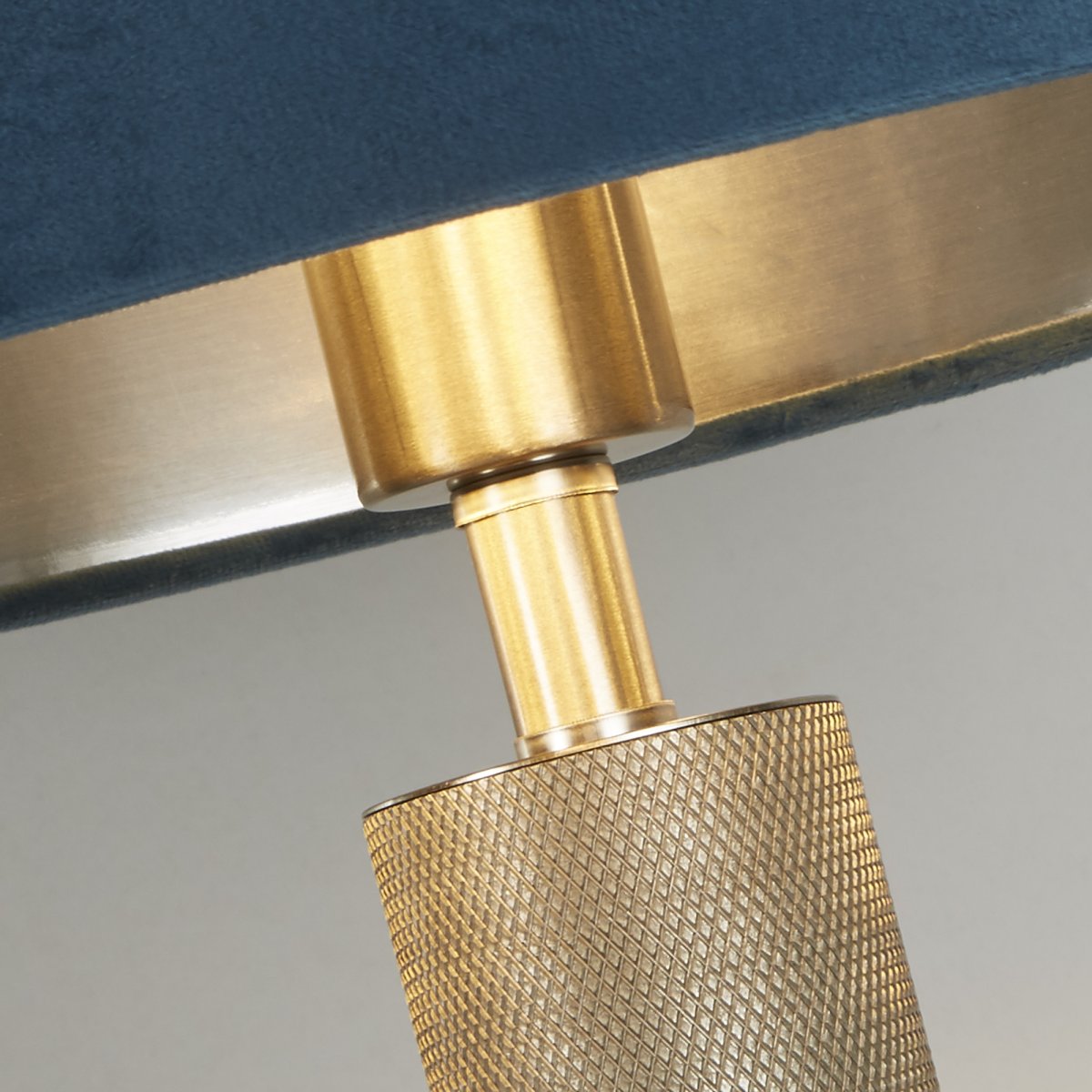 London 63cm Bleu-vert lampe de table De Searchlight - Le design moderne et &eacute;l&eacute;gant de la lampe en fait le compl&eacute;ment parfait pour tous ceux qui recherchent un d&eacute;tail saisissant mais discret dans leur int&eacute;rieur.