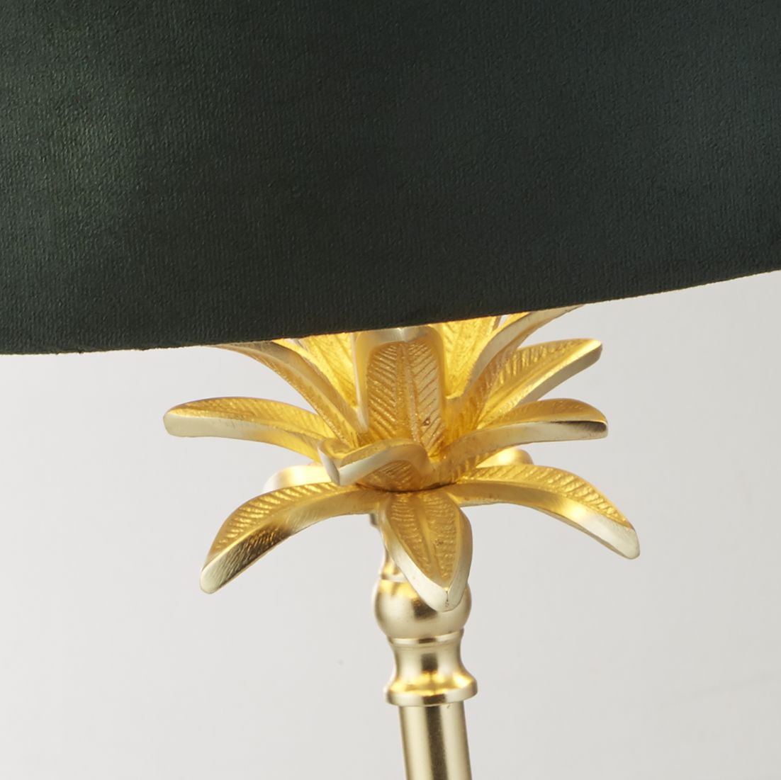 Palm 45cm Vert lampe de table De Searchlight - La lampe de table est dotée d'une base en laiton satiné en forme de palmier, couronnée d'un luxueux abat-jour en velours vert foncé avec un intérieur doré, ajoutant une sensation d'élégance et de sophistication à la pièce.