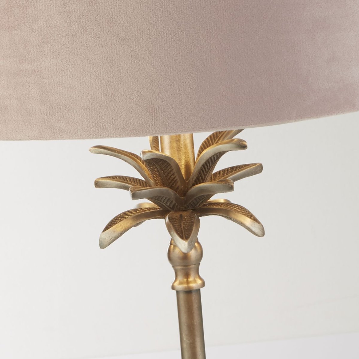 Palm 45cm Rose lampe de table De Searchlight - Avec un angle d'inclinaison réglable de 6 degrés, la lampe offre la flexibilité de diriger la lumière et de créer l'atmosphère parfaite, ainsi que de concentrer l'éclairage là où vous en avez le plus besoin.