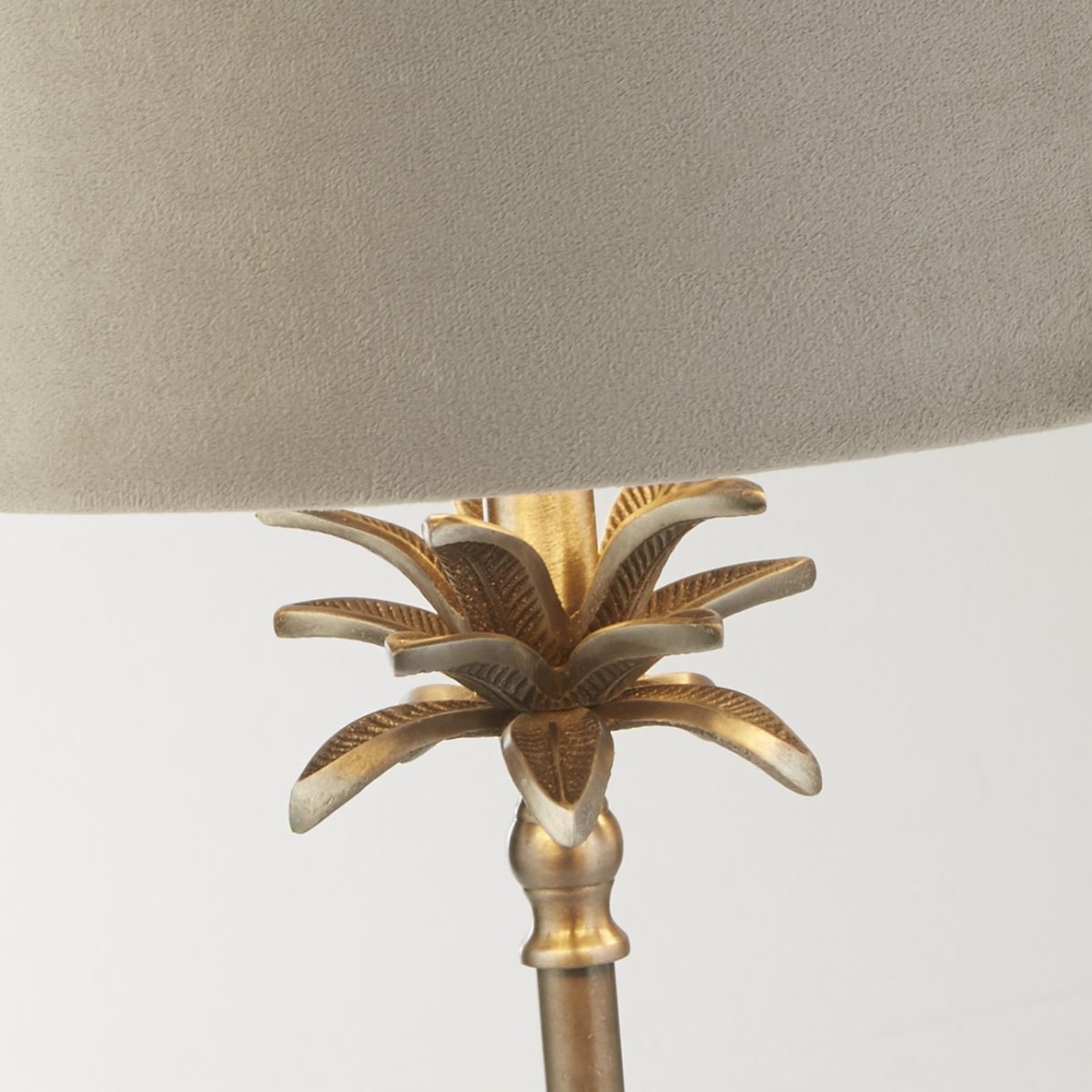Palm 45cm Taupe lampe de table De Searchlight - Avec un angle d'inclinaison réglable de 6 degrés, la lampe offre la flexibilité de diriger la lumière et de créer l'atmosphère parfaite, ainsi que de concentrer l'éclairage là où vous en avez le plus besoin.