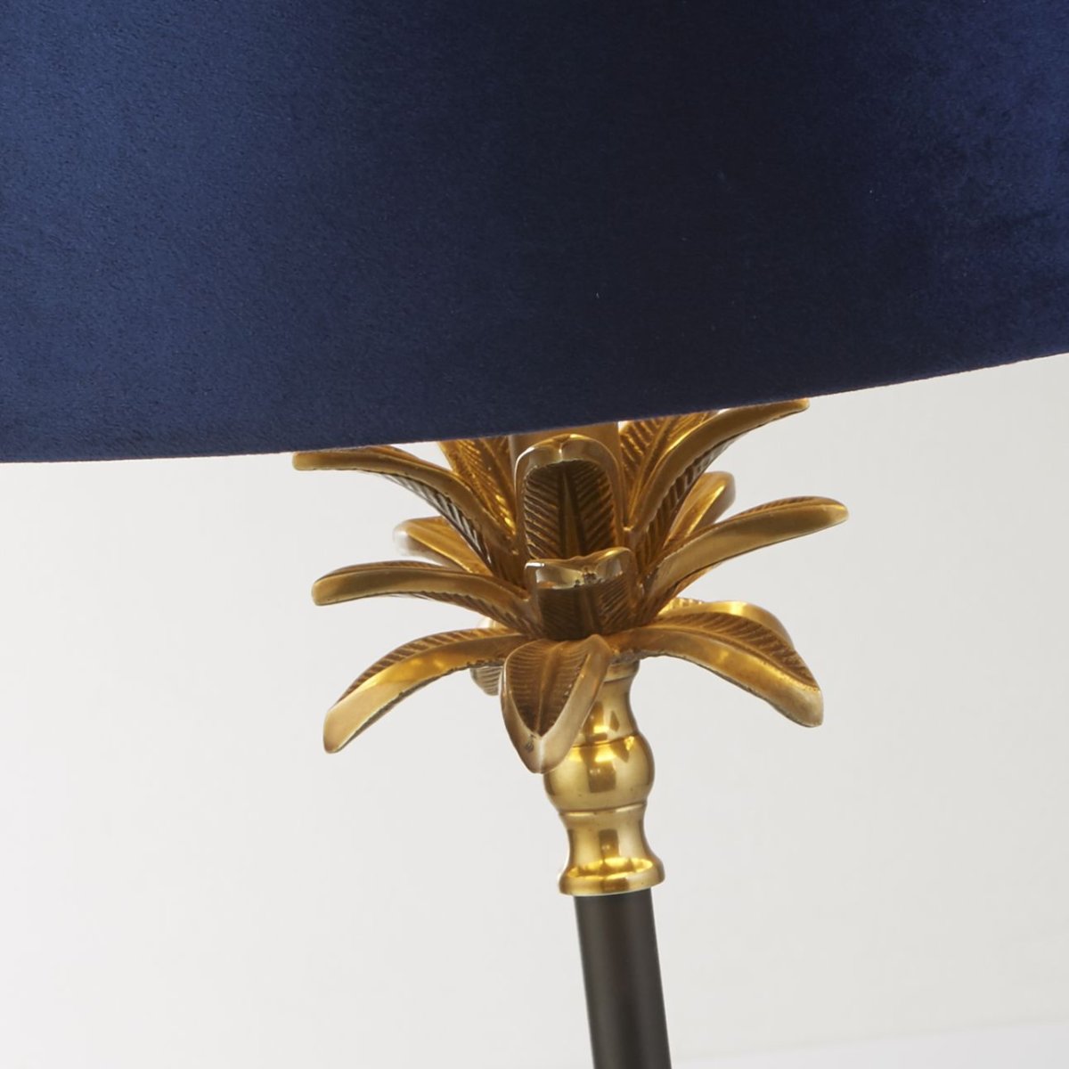 Palm 45cm Bleu lampe de table De Searchlight - Il est fabriqué à partir de matériaux de haute qualité et présente une base en laiton noir mat et antique en forme de palmier, couronnée d'une luxueuse teinte bleu foncé.