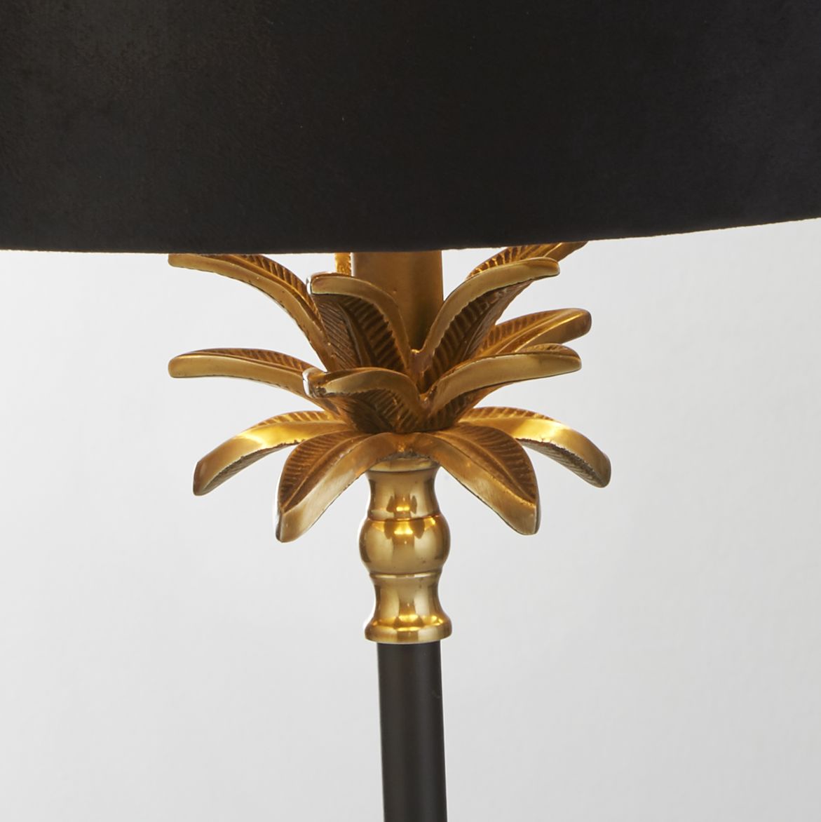 Palm 45cm Noir lampe de table De Searchlight - Cette lampe ajoute de l'élégance et de la sophistication à un salon ou à une chambre, tandis que la palette de couleurs chaudes crée un point focal enchanteur de la pièce.