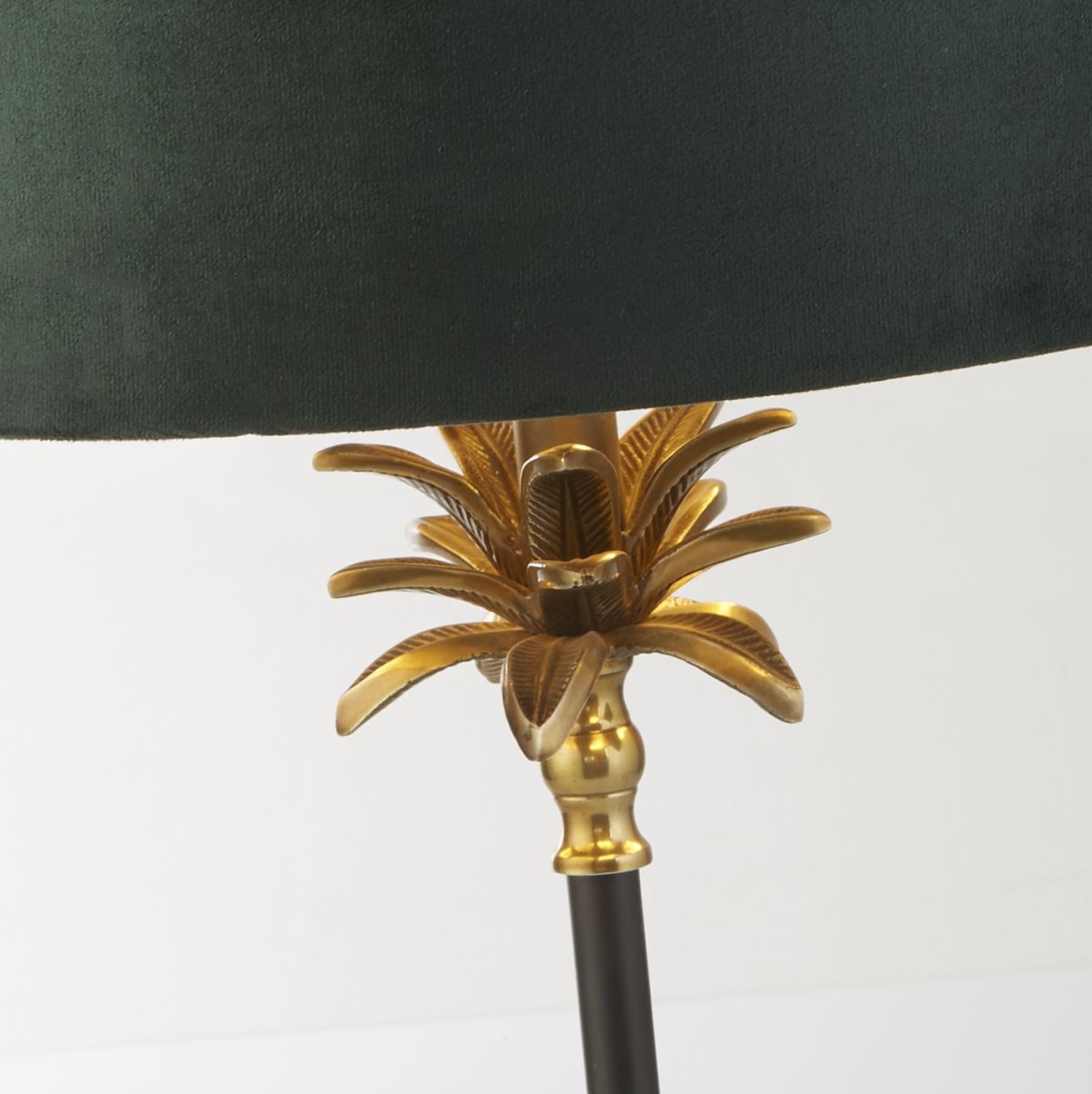 Palm 45cm Vert lampe de table De Searchlight - Cette lampe ajoute de l'élégance et de la sophistication à un salon ou à une chambre, tandis que la palette de couleurs chaudes crée un point focal enchanteur de la pièce.