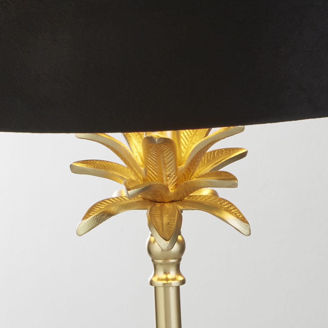 Palm 45cm Noir lampe de table De Searchlight - La lampe Palm Tree est la combinaison parfaite de style et de fonctionnalité et ajoute une touche élégante à votre salon ou votre chambre.