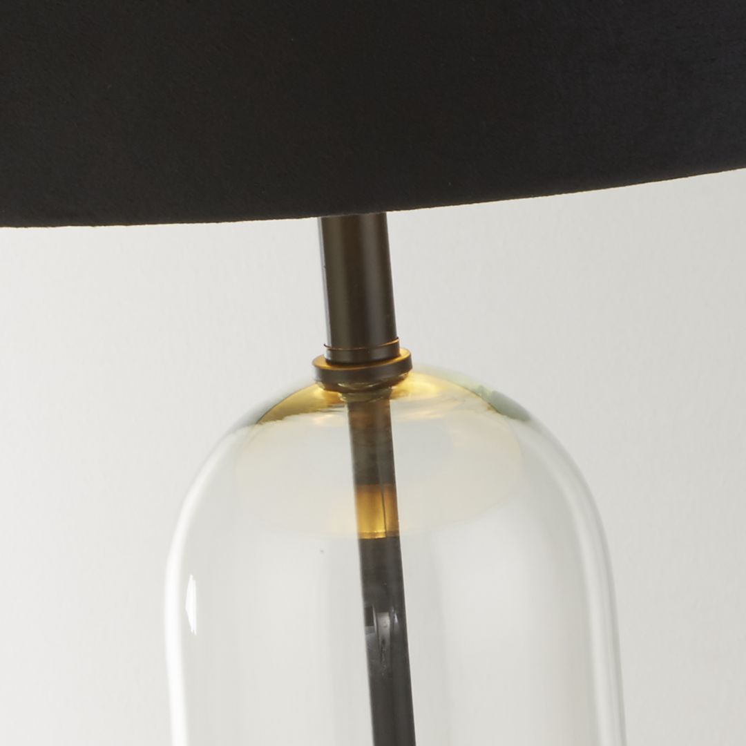 Oxford 44cm Noir lampe de table De Searchlight - La lampe de table Oxford avec son abat-jour en velours noir intemporel et son int&eacute;rieur dor&eacute; offre une &eacute;l&eacute;gante combinaison de verre, de m&eacute;tal noir et de marbre.