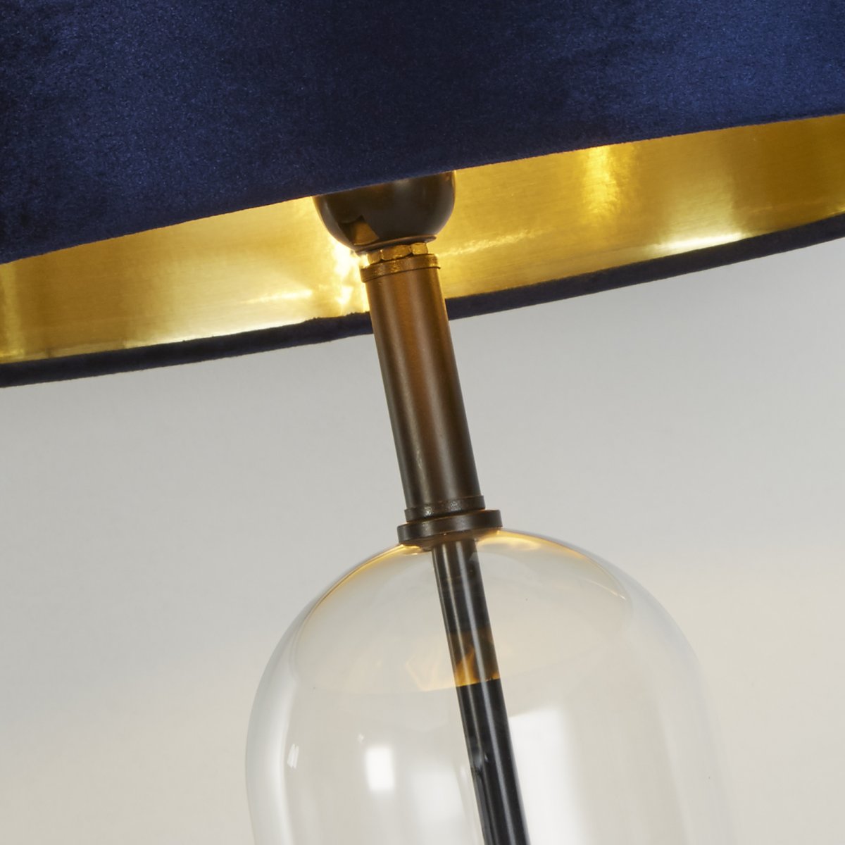 Oxford 44cm Bleu lampe de table De Searchlight - La lampe de table Oxford avec son abat-jour bleu marine intemporel et son intérieur doré offre une élégante combinaison de verre, de métal noir et de marbre.