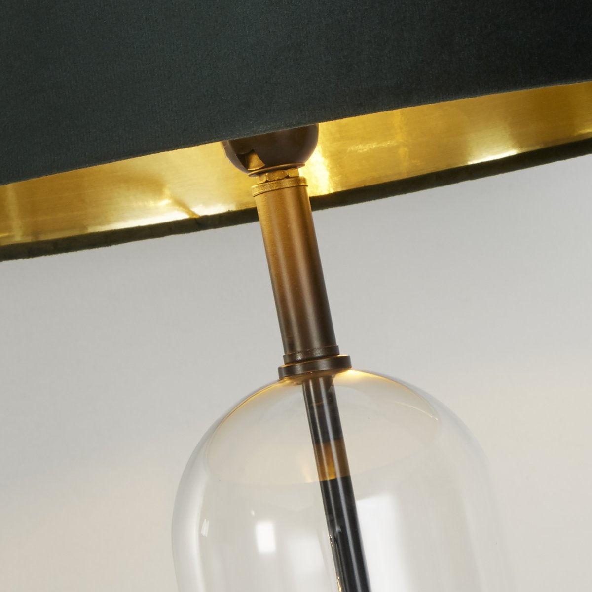 Oxford 44cm Vert lampe de table De Searchlight - La lampe de table Oxford avec son abat-jour vert intemporel et son int&eacute;rieur dor&eacute; offre une &eacute;l&eacute;gante combinaison de verre, de m&eacute;tal noir et de marbre.