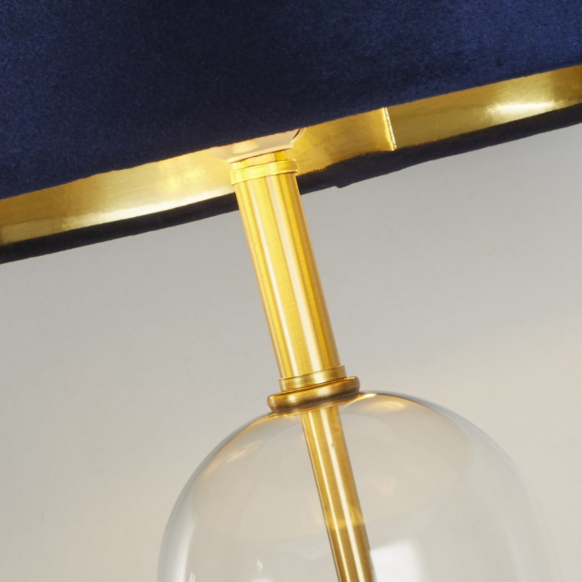 Oxford 44cm Bleu lampe de table De Searchlight - Avec une base impressionnante en verre et en laiton, la lampe respire &agrave; la fois la durabilit&eacute; et l'&eacute;l&eacute;gance, ajoutant un charme intemporel &agrave; n'importe quelle pi&egrave;ce.