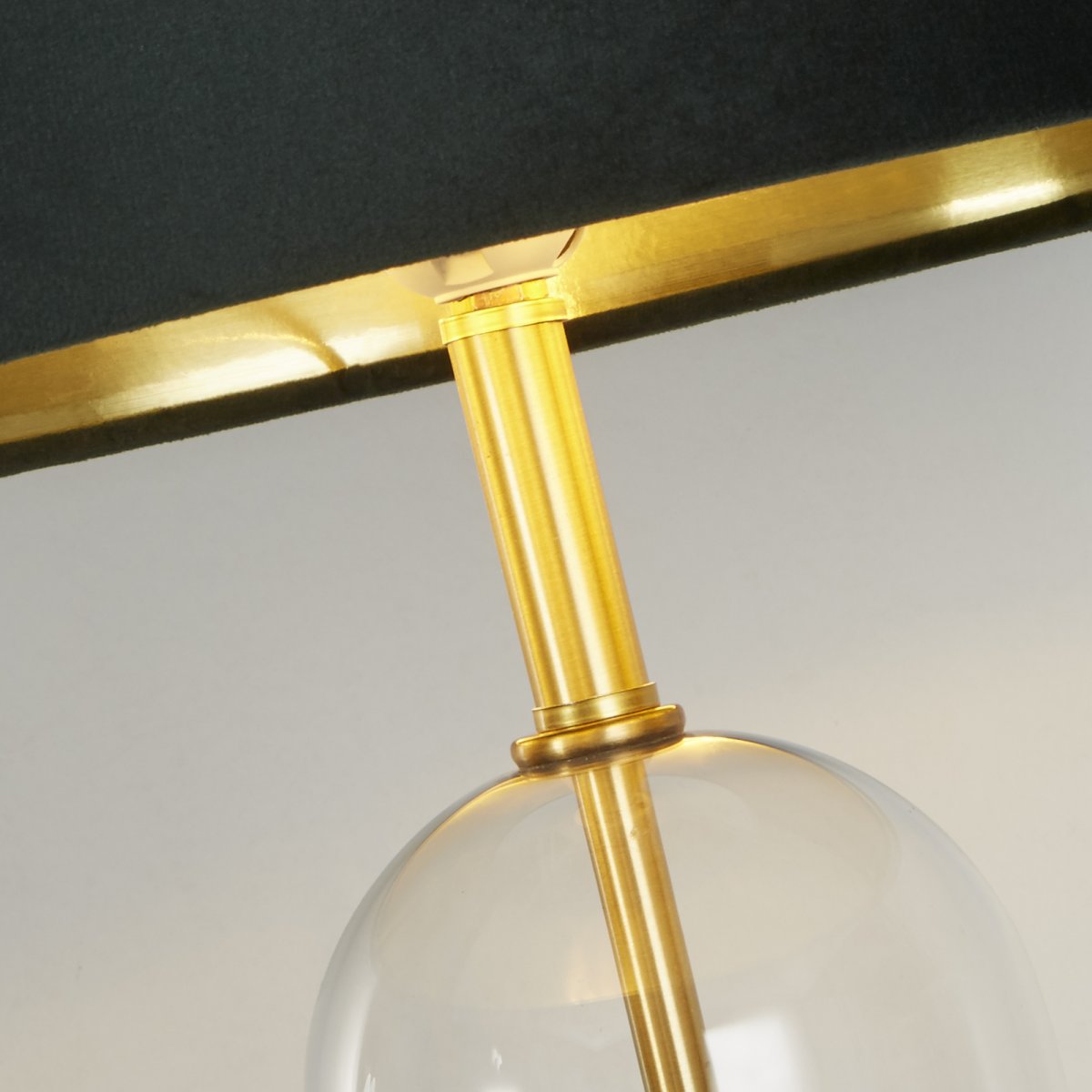 Oxford 44cm Vert lampe de table De Searchlight - Avec une base impressionnante en verre et en laiton, la lampe respire &agrave; la fois la durabilit&eacute; et l'&eacute;l&eacute;gance, ajoutant un charme intemporel &agrave; n'importe quelle pi&egrave;ce.