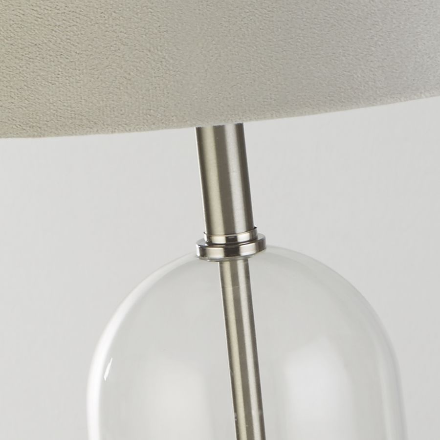 Oxford 44cm Gris lampe de table De Searchlight - La finition en nickel satin&eacute; ajoute un charme intemporel, tandis que l'abat-jour en velours gris frappant avec int&eacute;rieur argent&eacute; ajoute de l'&eacute;l&eacute;gance.