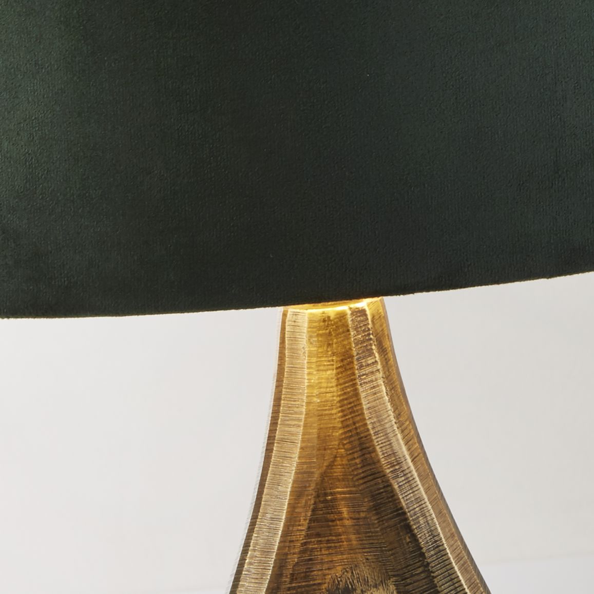 Bucklow 40cm Vert lampe de table De Searchlight - Le design sophistiqu&eacute; de la lampe transmet un sentiment de style sophistiqu&eacute; et cr&eacute;e une lumi&egrave;re chaude et douce, parfaite pour cr&eacute;er une atmosph&egrave;re accueillante dans le salon ou la chambre.