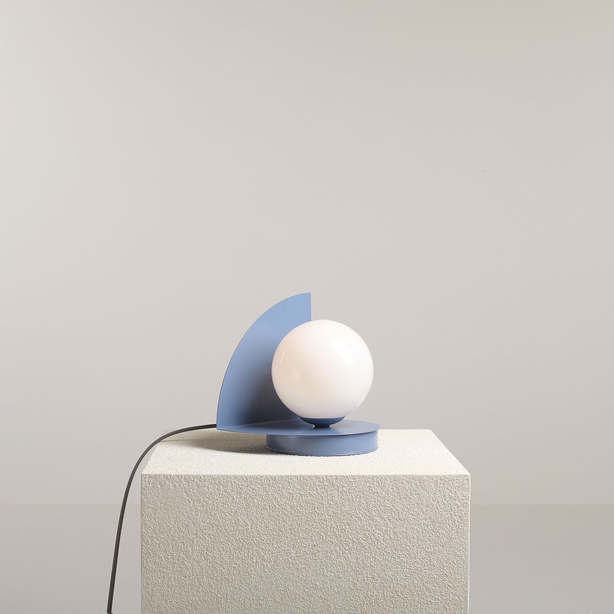 Loop 20cm Bleu lampe de table De Artera - Le dôme rond en verre opale a un diamètre de 14 cm et offre une belle diffusion de la lumière.
