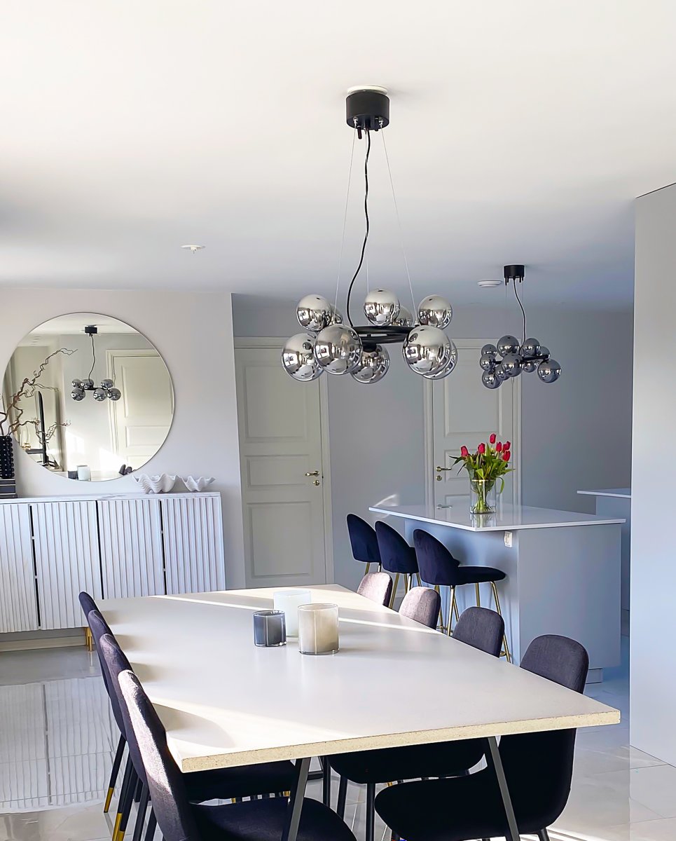 Molekyl Ø50 Gris fumé suspension De Aneta Lighting - Son design moderne et unique, associ&eacute; &agrave; des mat&eacute;riaux de haute qualit&eacute;, en fait le choix id&eacute;al pour les personnes soucieuses du design : une lampe qui am&eacute;liore l'ambiance et fait une d&eacute;claration de style.