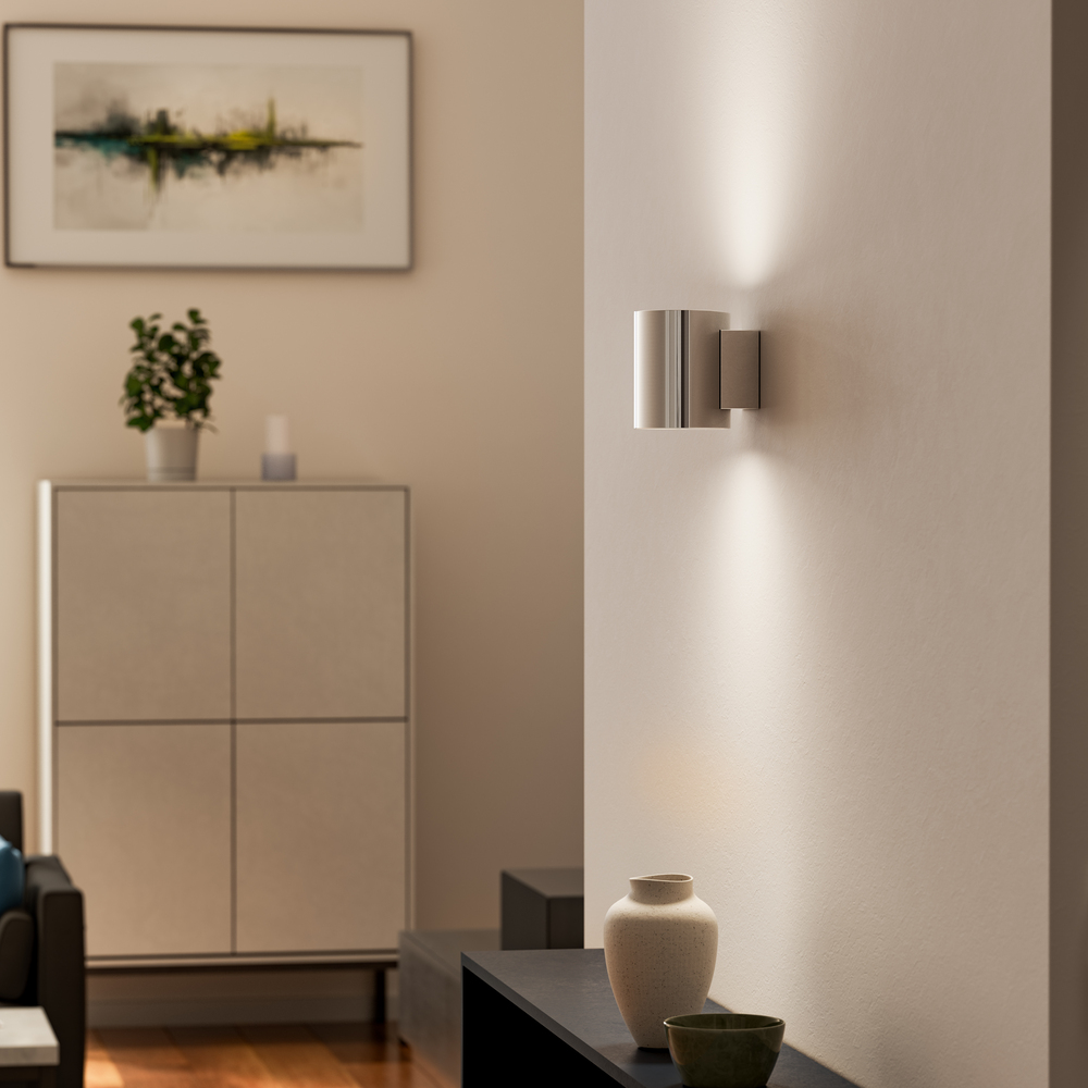 Evoke S Chrome applique murale De Herstal - Den smarta konstruktionen med b&aring;de upp- och nerljus g&ouml;r den till ett utm&auml;rkt val f&ouml;r att belysa din hall, vardagsrum eller sovrum p&aring; ett subtilt men effektfullt s&auml;tt.