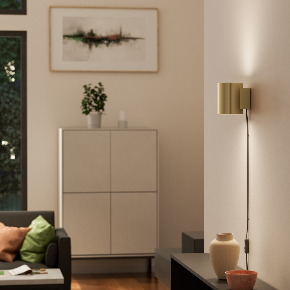 Evoke S Laiton satiné applique murale De Herstal - Den smarta konstruktionen med b&aring;de upp- och nerljus g&ouml;r den till ett utm&auml;rkt val f&ouml;r att belysa din hall, vardagsrum eller sovrum p&aring; ett subtilt men effektfullt s&auml;tt.