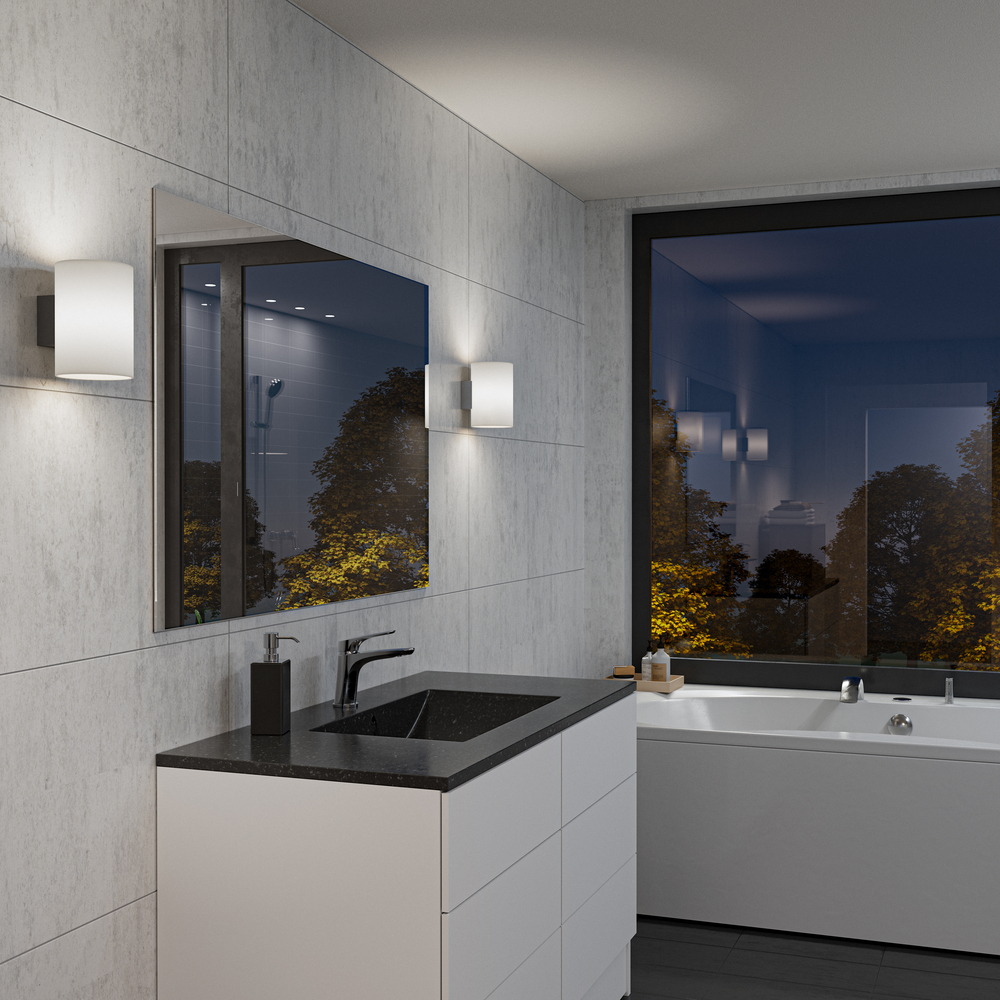 Evoke L Anthracite/opale applique murale De Herstal - Den smarta konstruktionen med b&aring;de upp- och nerljus g&ouml;r den till ett utm&auml;rkt val f&ouml;r att belysa din hall, vardagsrum eller sovrum p&aring; ett subtilt men effektfullt s&auml;tt.