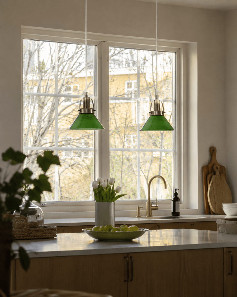 Mäster Ø15 Laiton antique/vert lampe de fenêtre De Lampan - La lampe est fournie avec un c&acirc;ble d'alimentation blanc de 3,5 m et une prise.