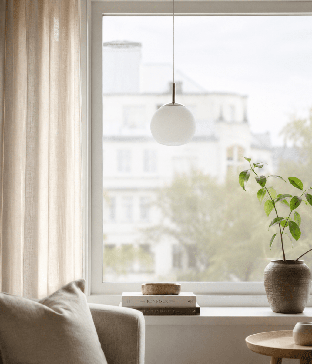Globi Ø15 Chrome/blanc lampe de fenêtre De Nordic Lighting - La lampe de fen&ecirc;tre Globi est un luminaire &eacute;l&eacute;gant et moderne qui cr&eacute;e une ambiance chaleureuse et accueillante dans n'importe quelle pi&egrave;ce.