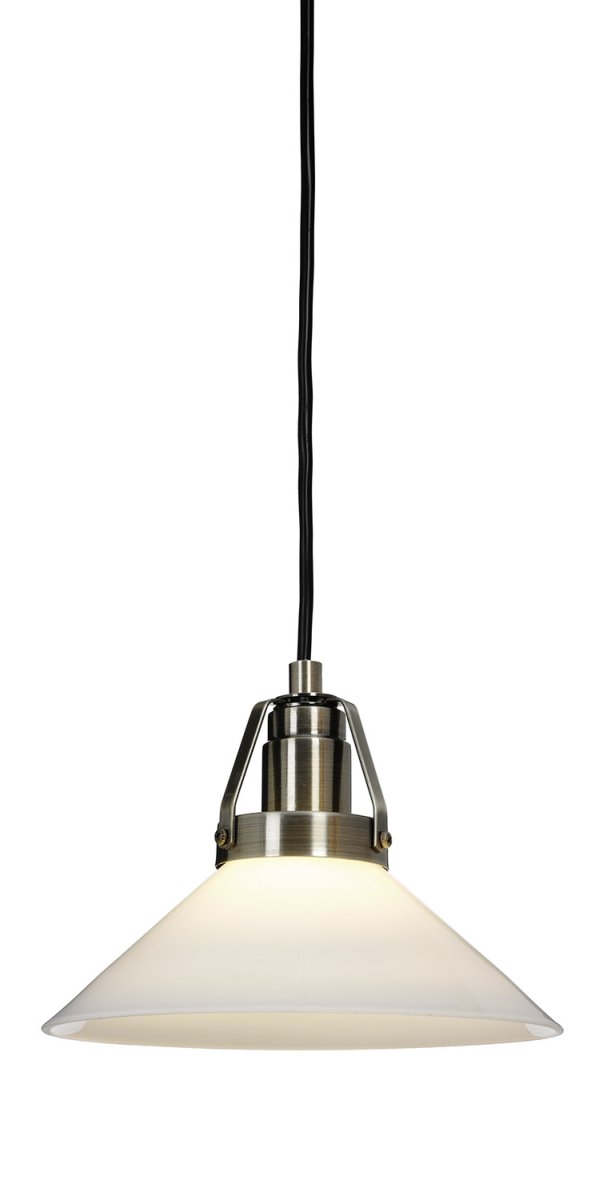 Lampe Style École Ø20 Blanc lampe de fenêtre De Cottex - La lampe de fen&ecirc;tre Shoemaker avec verre souffl&eacute; &agrave; la main blanc et d&eacute;tails en laiton antique est une lampe classique qui ajoutera un charme intemporel &agrave; votre maison.