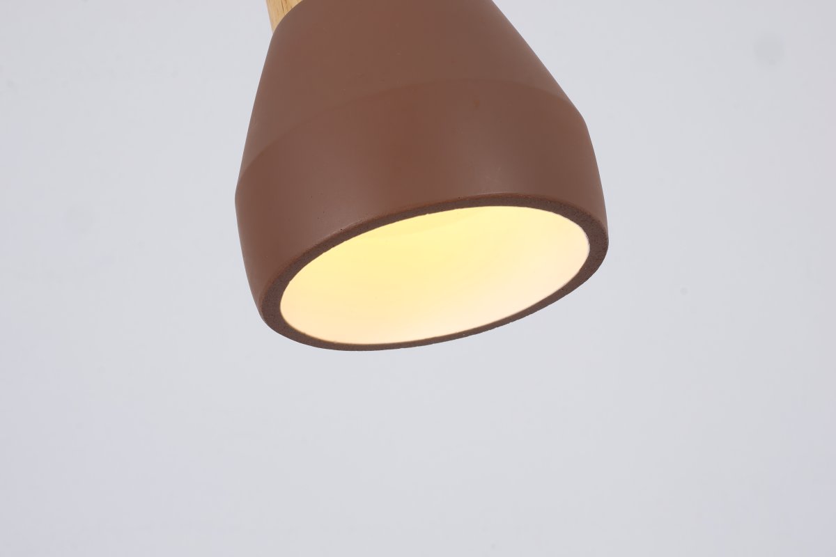 Pepe Ø13 Rouiller lampe de fenêtre De Nordic Lighting - L'alliance du bois et du b&eacute;ton lui conf&egrave;re un aspect &agrave; la fois robuste et chaleureux, tandis que sa finition rouille mate apporte une touche &agrave; la fois sobre et tendance.