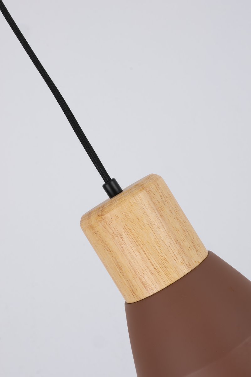 Pepe Ø13 Rouiller lampe de fenêtre De Nordic Lighting - L'alliance du bois et du b&eacute;ton lui conf&egrave;re un aspect &agrave; la fois robuste et chaleureux, tandis que sa finition rouille mate apporte une touche &agrave; la fois sobre et tendance.