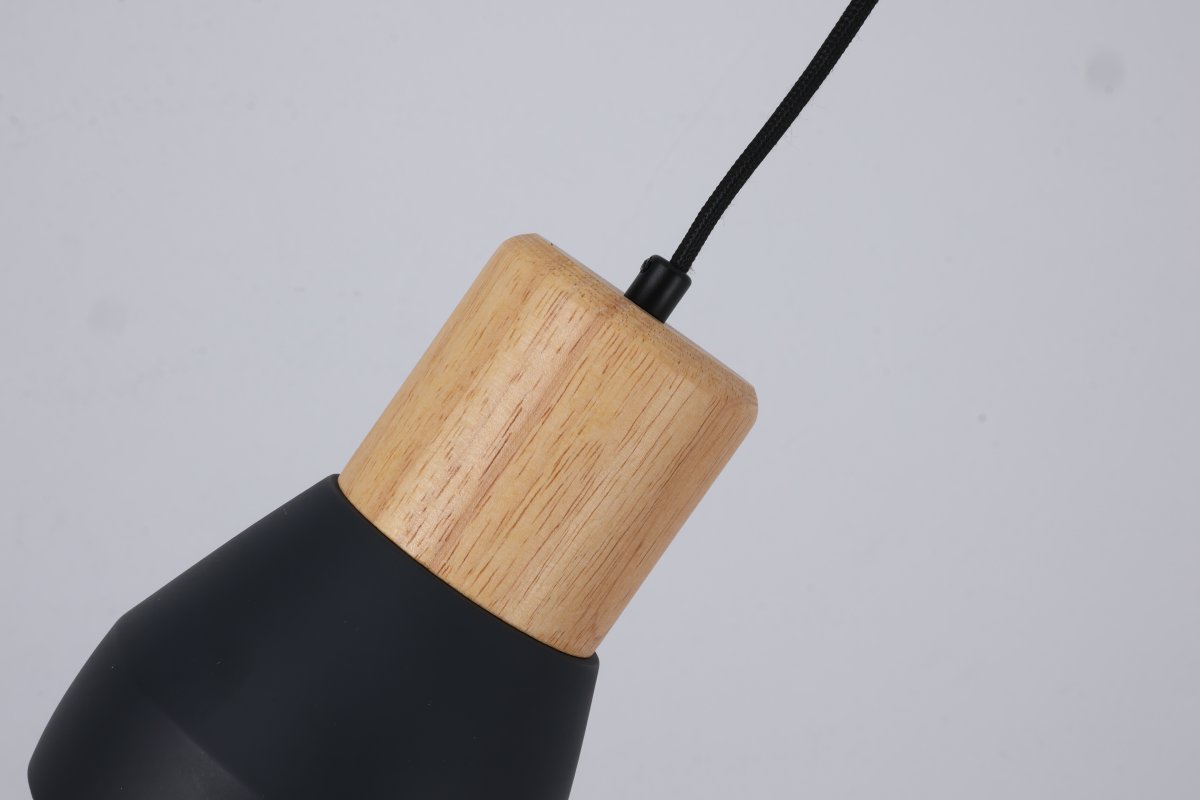 Pepe Ø13 Noir lampe de fenêtre De Nordic Lighting - L'alliance du bois et du b&eacute;ton lui conf&egrave;re un aspect &agrave; la fois robuste et chaleureux, tandis que sa finition noire mate apporte une touche &agrave; la fois sobre et tendance.