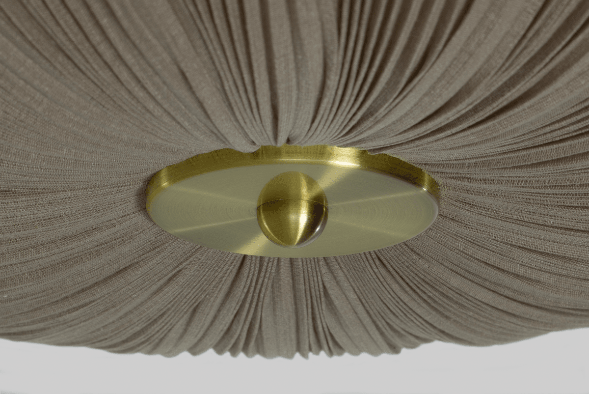Lady Ø45 Gris plafonnier De Aneta Lighting - La lampe de table &laquo; Lady &raquo; s&eacute;duit par sa forme douce et &eacute;l&eacute;gante, o&ugrave; le tissu &eacute;pouse d&eacute;licatement la structure m&eacute;tallique.