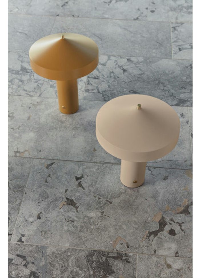 Hatto 40cm Beige lampe de table De OYOY - Elle fait partie de la célèbre série Hatto et est disponible en plusieurs coloris modernes.