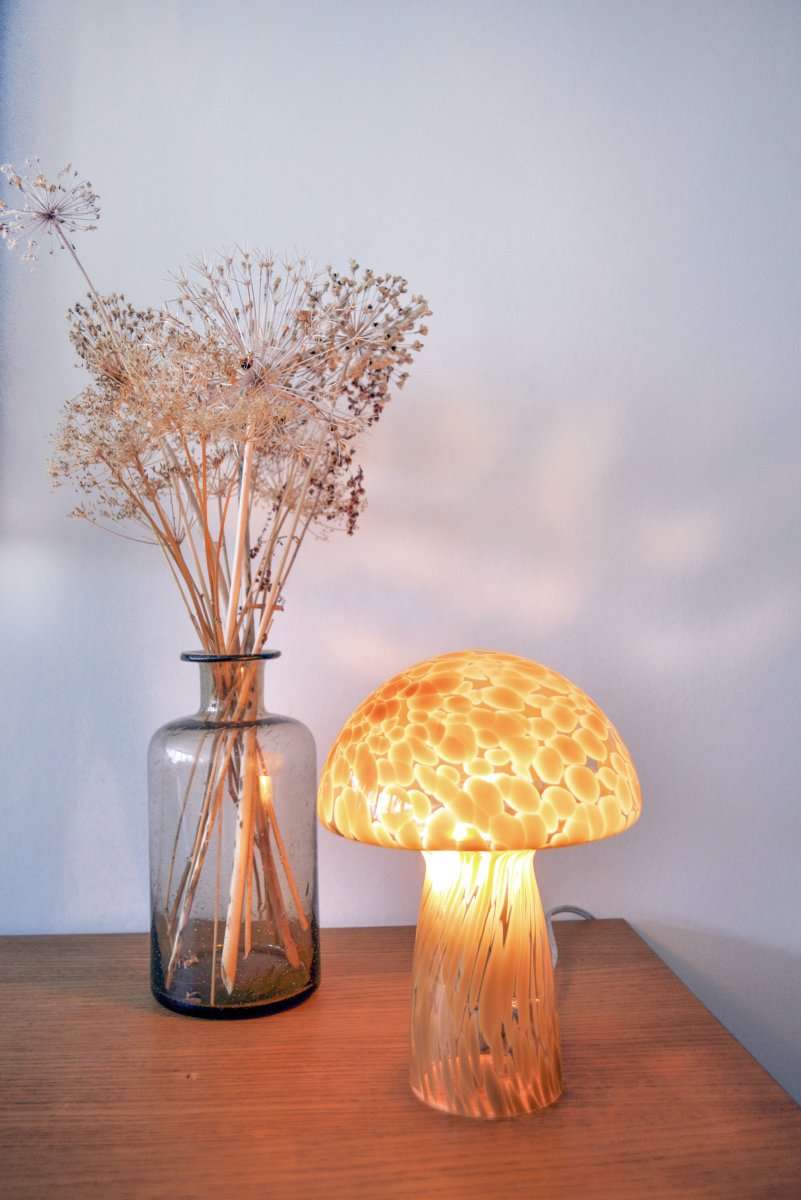 Mushi 30cm Beige lampe de table De Aneta Lighting - La lampe champignon tendance Mushi diffuse une lumière douce et contribue à une atmosphère chaleureuse et confortable dans votre intérieur.