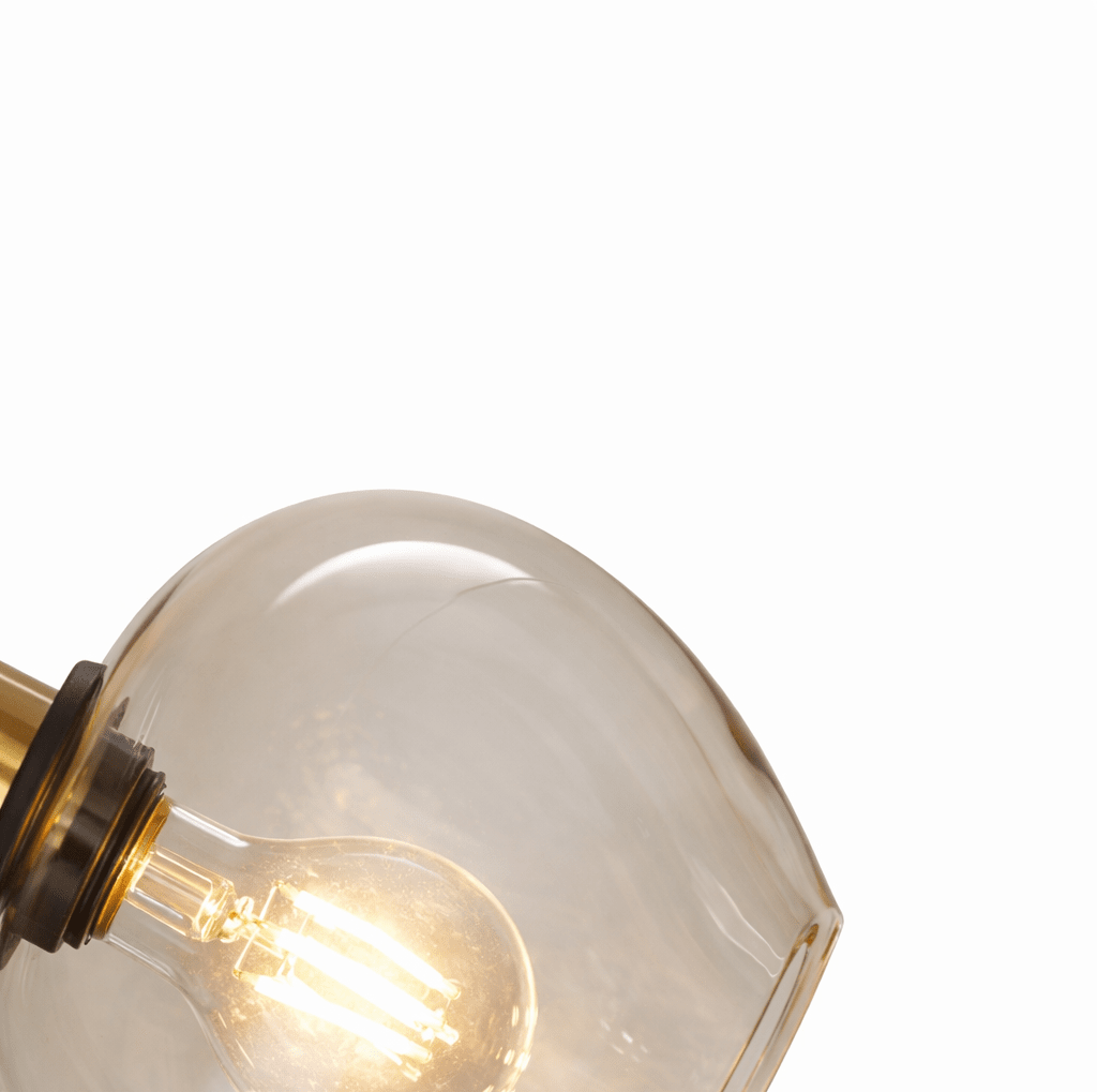 Ariston Ø20 Ambre lampe de fenêtre De Lampan - Son abat-jour en verre ambr&eacute; diffuse une lumi&egrave;re chaude et agr&eacute;able, tandis que ses d&eacute;tails en laiton bross&eacute; lui conf&egrave;rent une touche de modernit&eacute; et de sophistication.