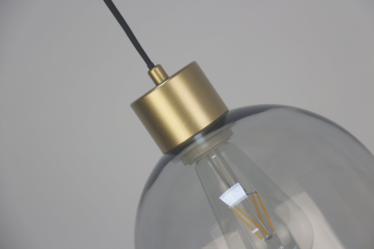 Origo Ø20 Couleur fumée lampe de fenêtre De Lampan - Son abat-jour en verre fum&eacute; diffuse une lumi&egrave;re douce et tamis&eacute;e, tandis que ses d&eacute;tails en or mat lui conf&egrave;rent une touche chaleureuse et raffin&eacute;e.