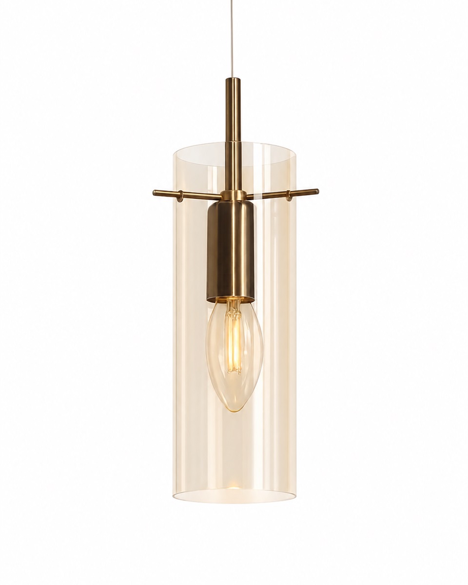 Cilinda Ø7 Laiton/ambre lampe de fenêtre De Nordic Lighting - Son verre ambr&eacute; assure une agr&eacute;able diffusion de la lumi&egrave;re et, associ&eacute; aux d&eacute;tails en laiton vieilli, en fait un &eacute;l&eacute;ment d&eacute;coratif raffin&eacute;.