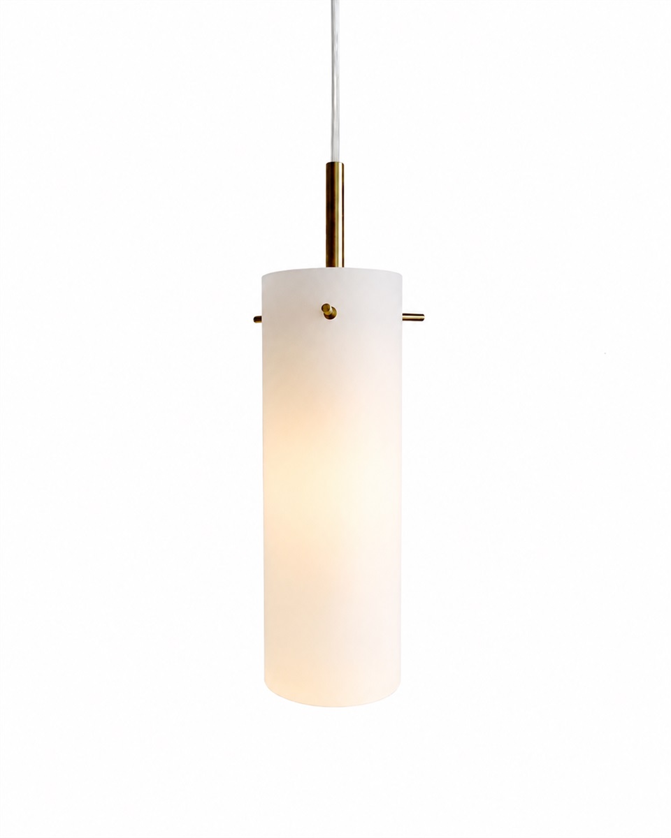 Cilinda Ø7 Laiton/blanc lampe de fenêtre De Nordic Lighting - Cilinda est une lampe de fen&ecirc;tre intemporelle au design &eacute;l&eacute;gant.