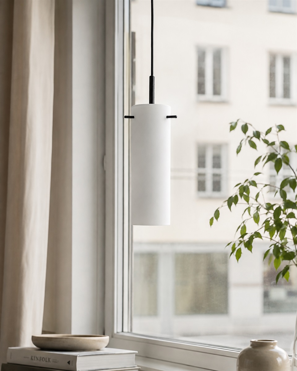 Cilinda Ø7 Noir et blanc lampe de fenêtre De Nordic Lighting - Cilinda est une lampe de fenêtre intemporelle au design élégant.