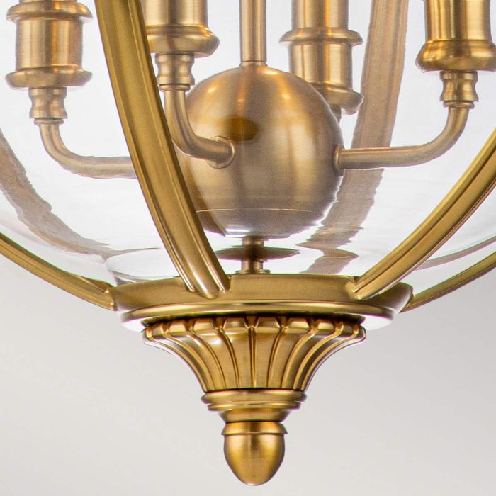 Adams Ø50 Laiton suspension De Elstead Lighting - Les d&eacute;tails m&eacute;talliques d&eacute;coratifs de la rosace et de la corniche conf&egrave;rent &agrave; la lampe une impression de robustesse et une finition raffin&eacute;e.