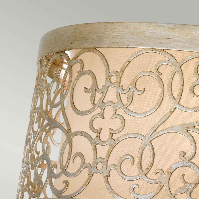 Arabesque Ø38 Argent plafonnier De Elstead Lighting - &Agrave; l'int&eacute;rieur, un diffuseur en lin blanc cr&egrave;me et une base en verre blanc assurent une lumi&egrave;re douce et homog&egrave;ne.