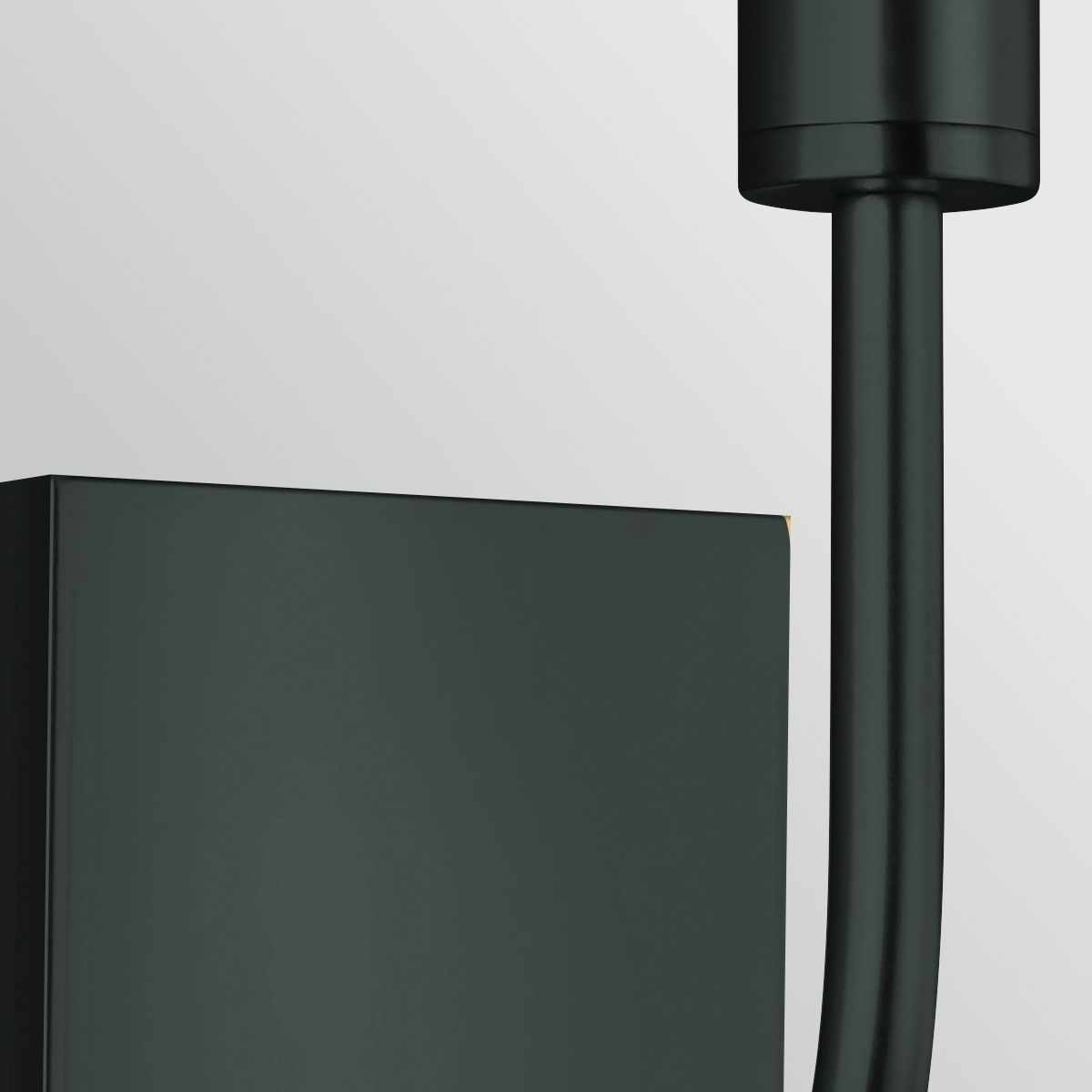 Brianna 36cm Noir applique murale De Elstead Lighting - Brianna est id&eacute;ale pour cr&eacute;er une ambiance chaleureuse, par exemple dans un salon, une chambre ou un couloir.