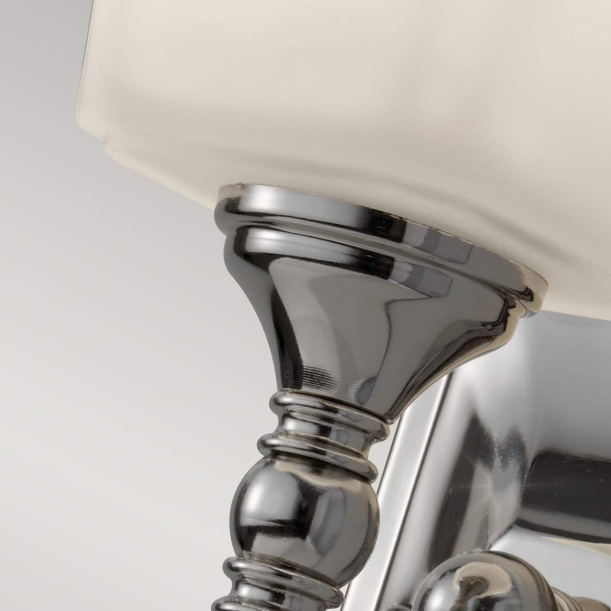 Concord 26cm Chrome lampe de salle de bain De Elstead Lighting - Il est fabriqué en acier et en verre de haute qualité et présente une finition chromée élégante qui lui donne une sensation de luxe.