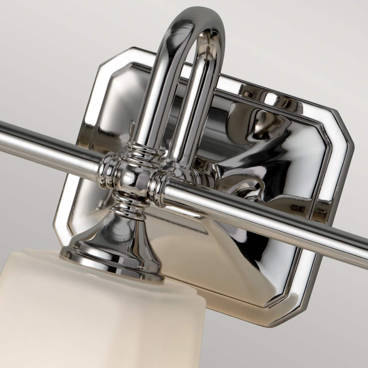 Concord 53cm Chrome lampe de salle de bain De Elstead Lighting - Il est fabriqué en acier et en verre de haute qualité et présente une finition chromée élégante qui lui donne une sensation de luxe.