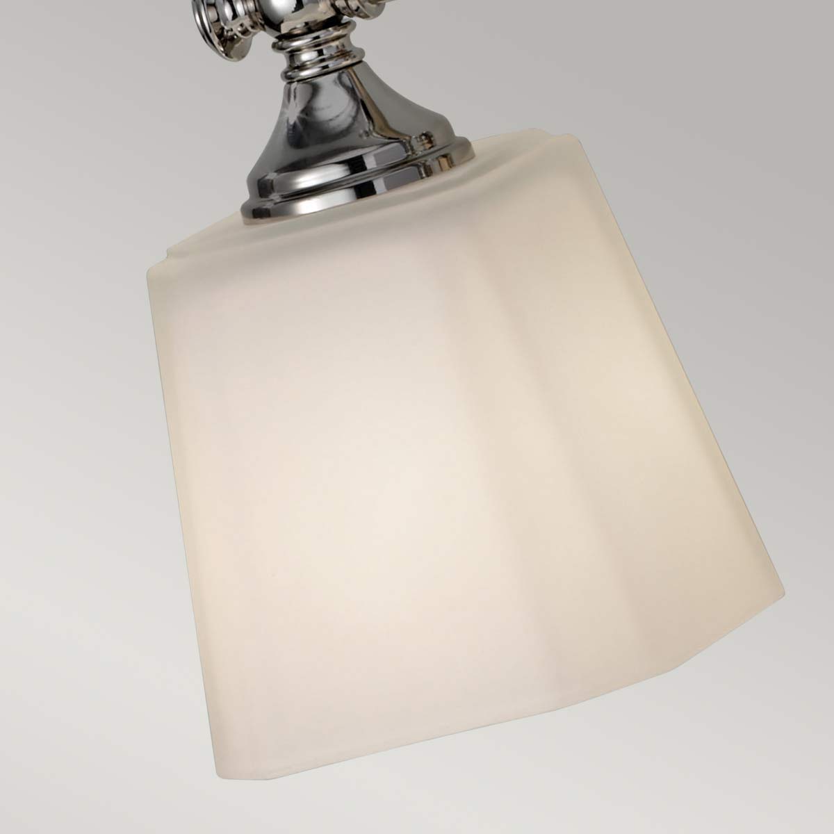 Concord 53cm Chrome lampe de salle de bain De Elstead Lighting - Il est fabriqué en acier et en verre de haute qualité et présente une finition chromée élégante qui lui donne une sensation de luxe.