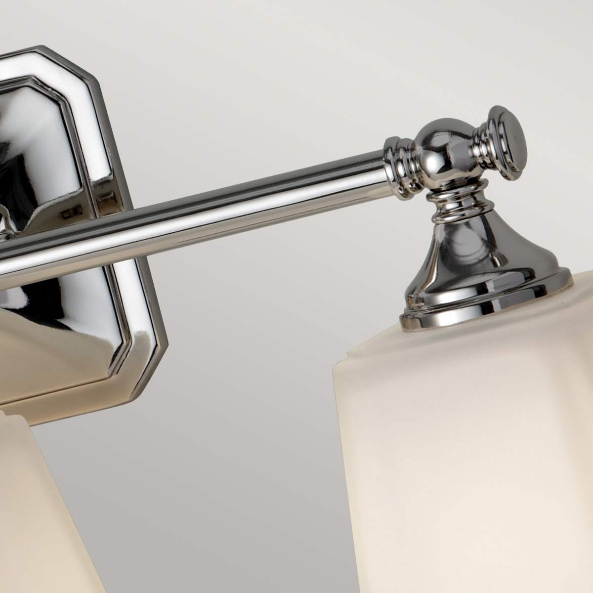 Concord 53cm Chrome lampe de salle de bain De Elstead Lighting - Il est fabriqué en acier et en verre de haute qualité et présente une finition chromée élégante qui lui donne une sensation de luxe.